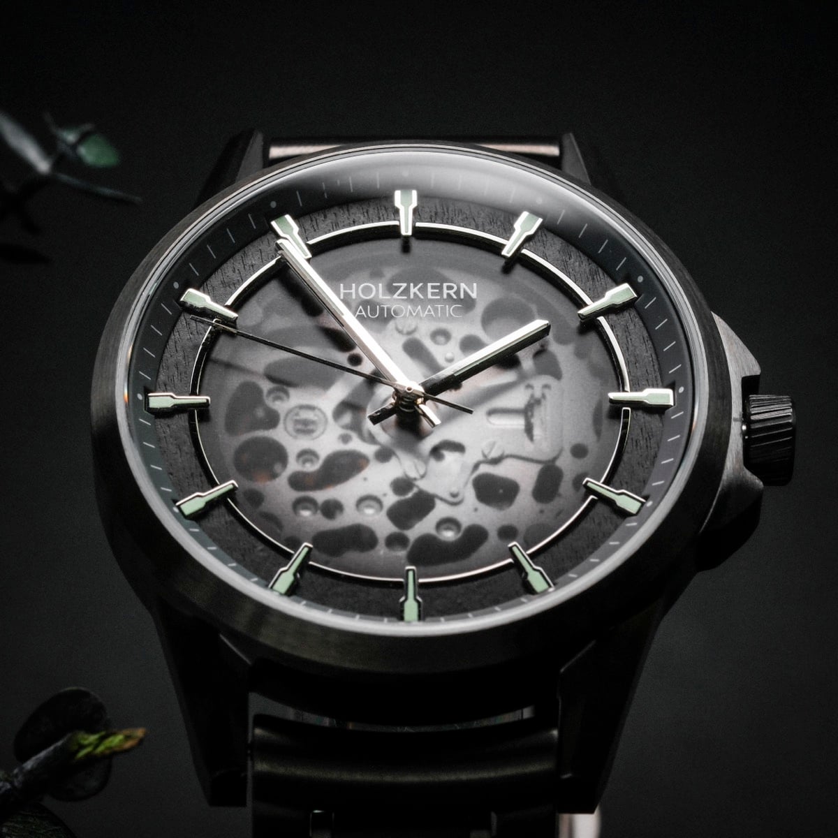 Flowfinder, un elegante orologio dal design acero e grigio scuro, con un elegante quadrante moderno.