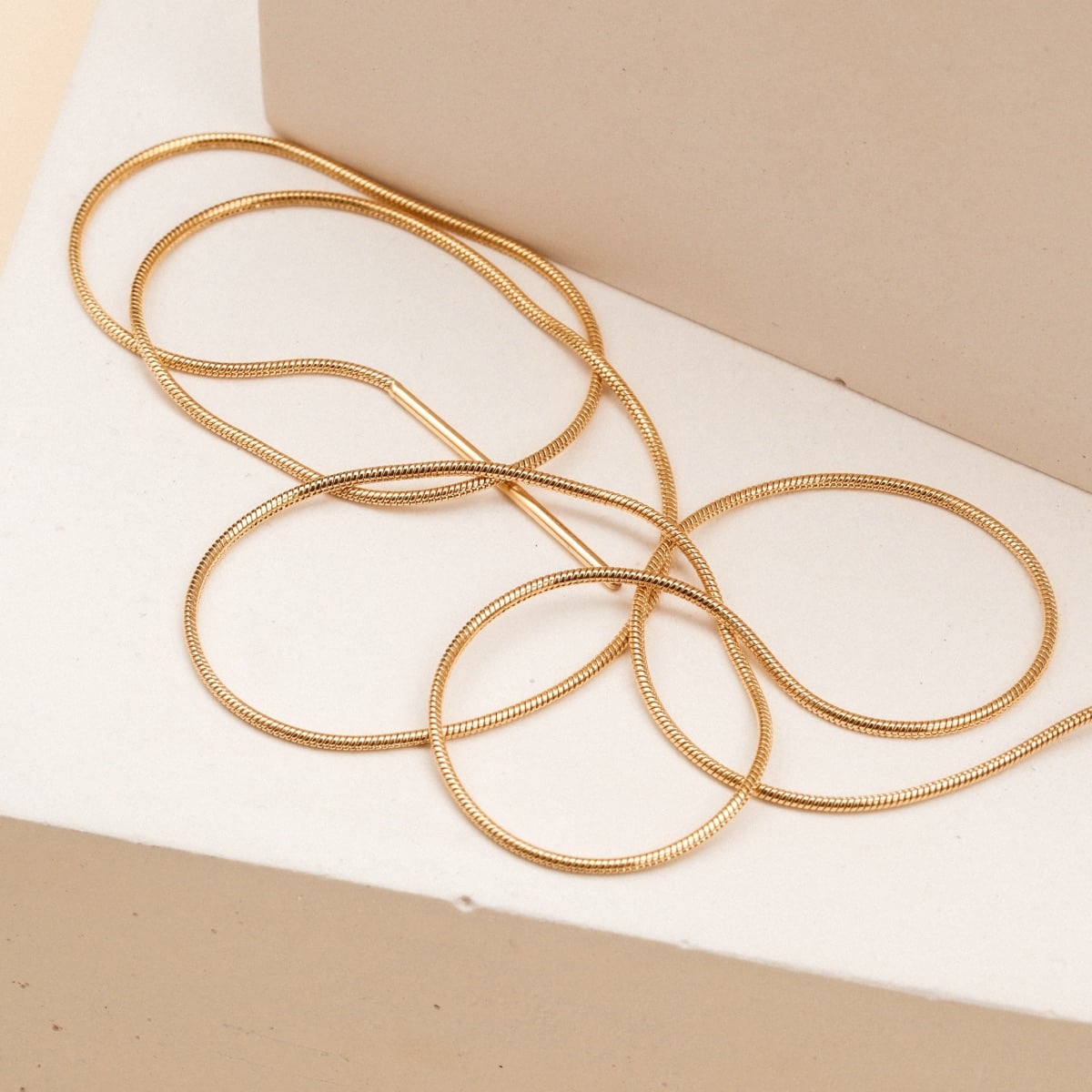 "Bracciale di morsetti" - Bracciale in oro elegante con un design minimalista.