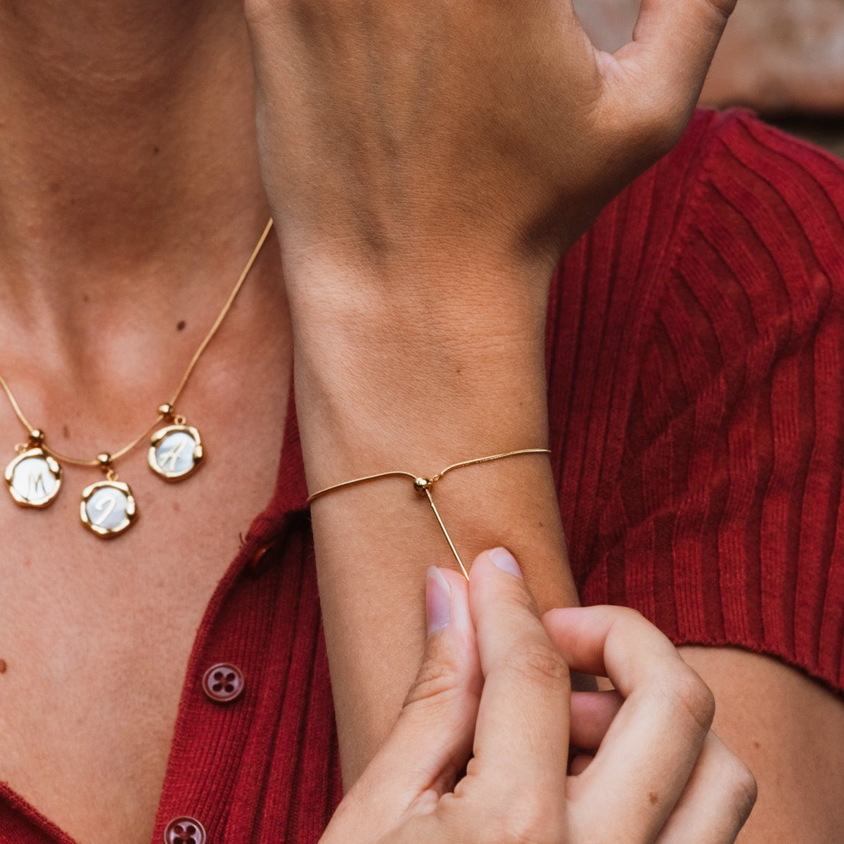 "Collana di Charms", una collana d'oro con ciondoli di charme dal design delicato ed elegante.