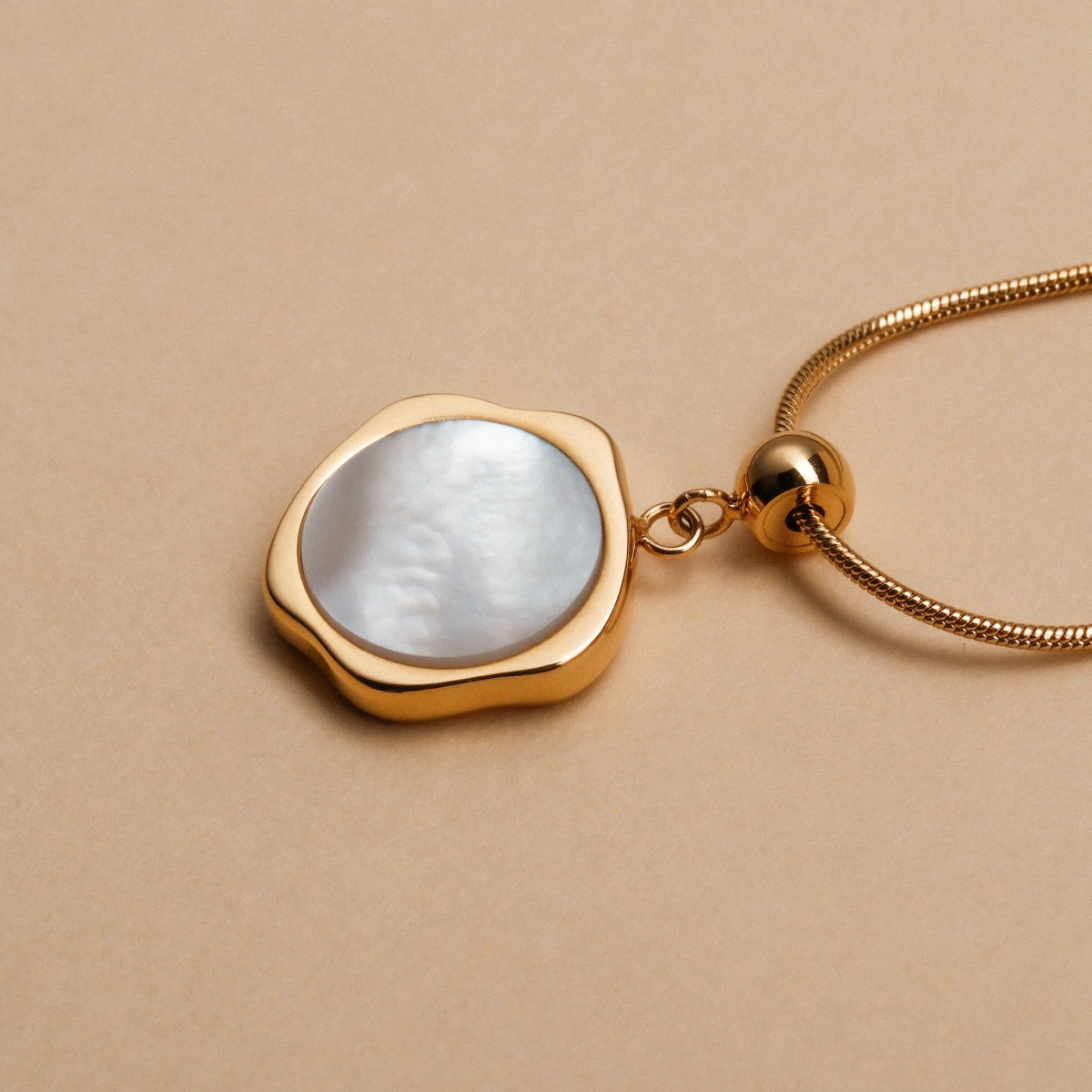 "Collana di morbillo", una collana d'oro con un design elegante e moderno.