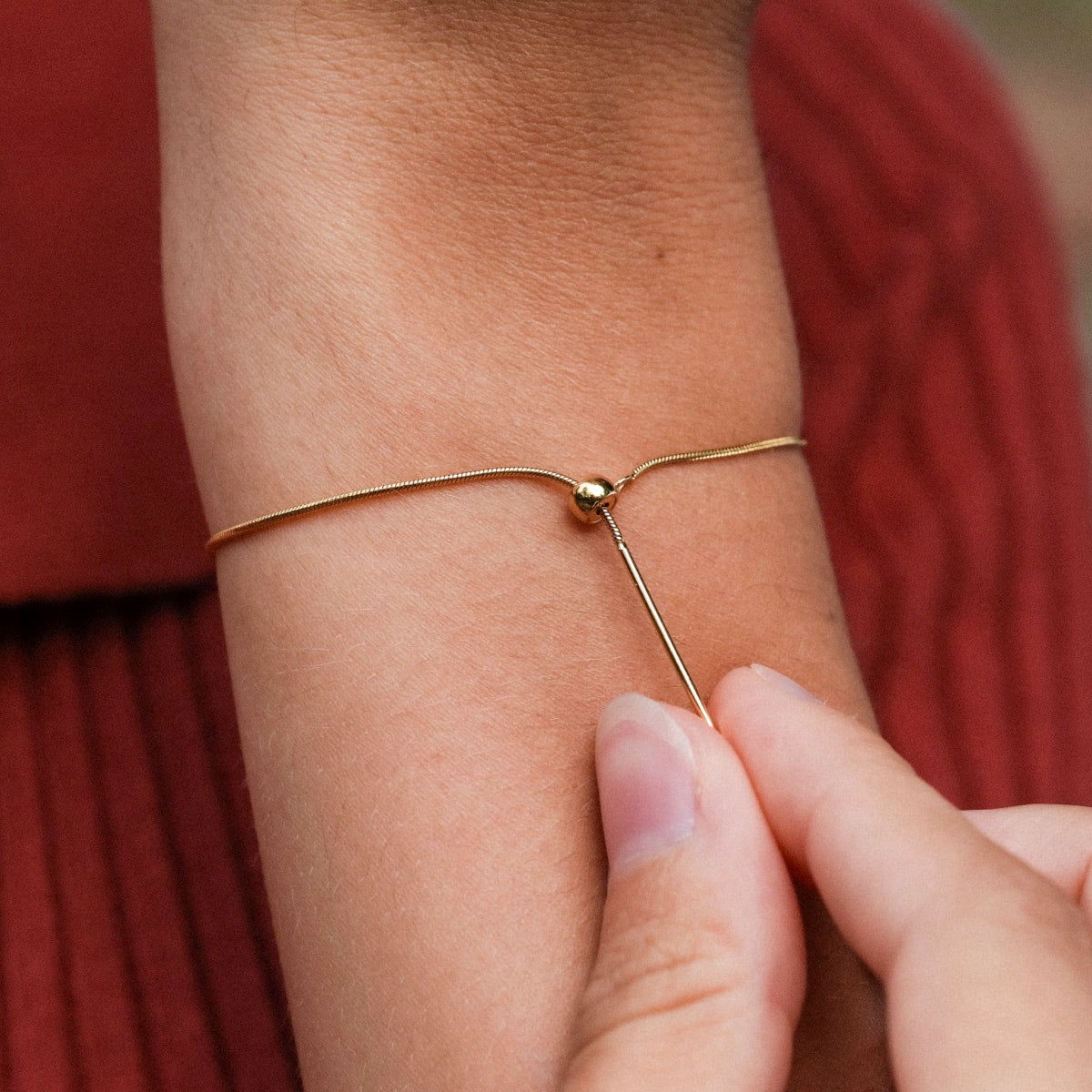 Bracciale in oro "Charms Bracciale" con un design elegante e minimalista e chiusura regolabile.