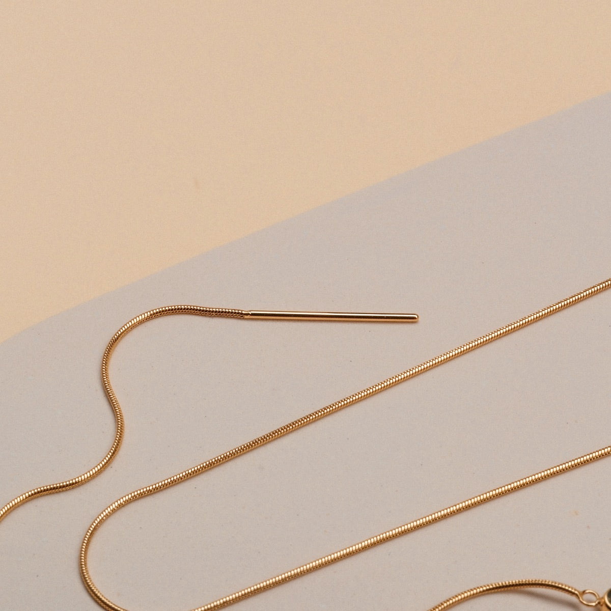 Collana "Charms Collana" in oro, che mostra uno stile elegante ed elegante.