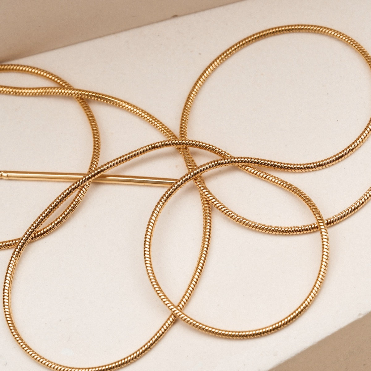 "Bracciale di morsetti" - Bracciale in oro elegante con loop semplici e eleganti.