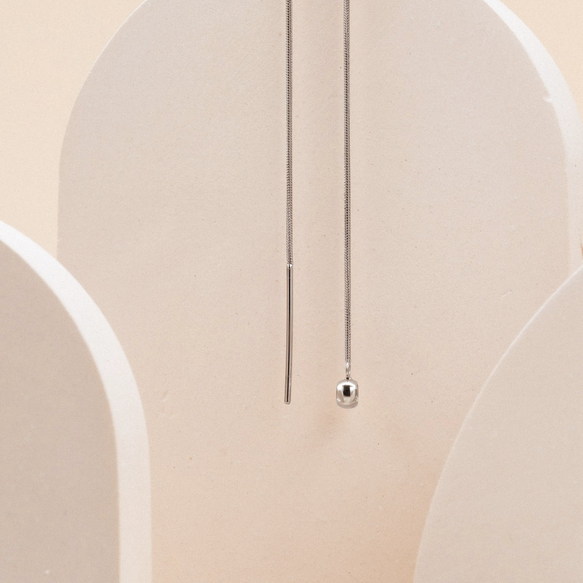 "Collana di morsetti", una collana di argento elegante con un design minimalista fascino.