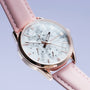 Orologio "Gifted" con un viso Howlite e cinturino in pelle rosa, caratterizzato da un design elegante ed elegante.