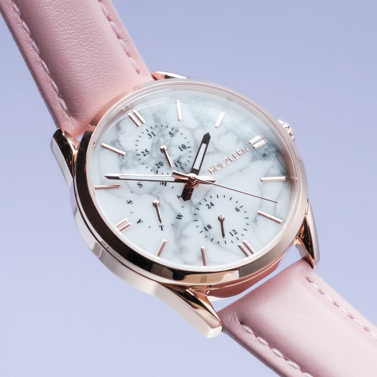 Orologio "Gifted" con un viso Howlite e cinturino in pelle rosa, caratterizzato da un design elegante ed elegante.