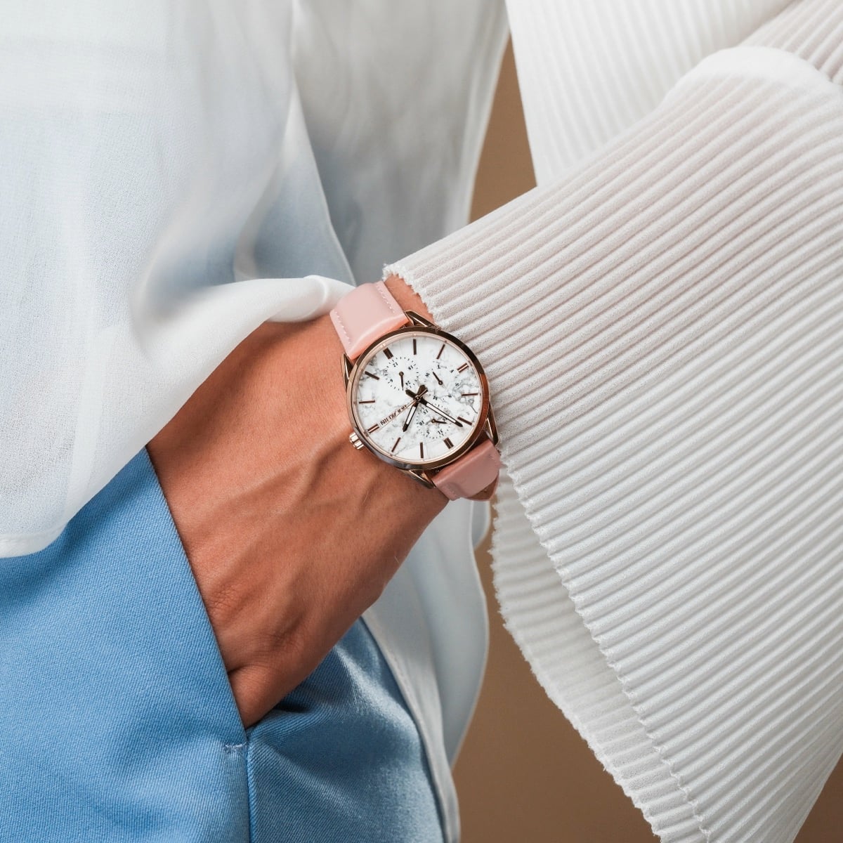 Orologio "Gifted" con quadrante Howlite e cinturino rosa, che mostra un design elegante e elegante.