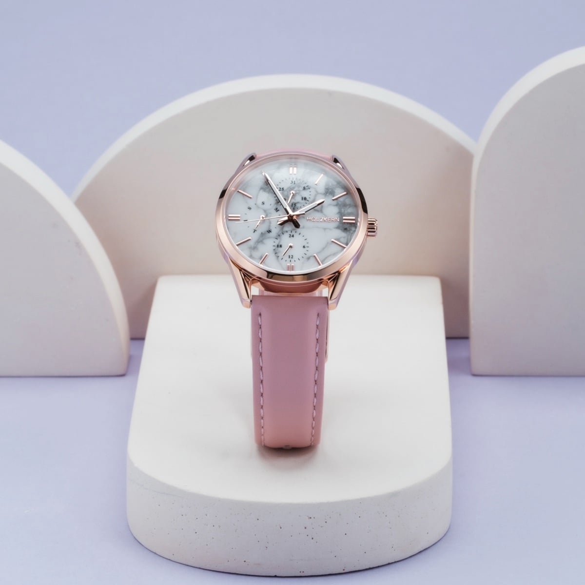 Orologio "Gifted" con un viso a tema Howlite e cinturino rosa, elegantemente in stile su un fondo morbido.