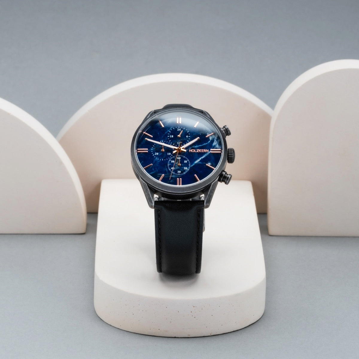 Orologio "Gifted" con un viso sodalite e cinturino in pelle nera, caratterizzato da un design moderno elegante.