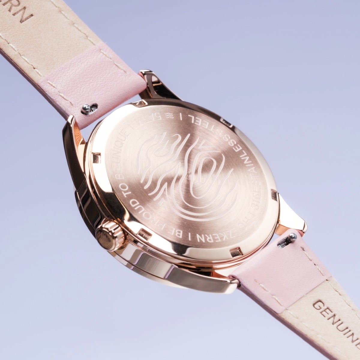 Orologio "Gifted" con cassa in oro rosa e cinturino rosa con una piastra incisa, design elegante ed elegante.
