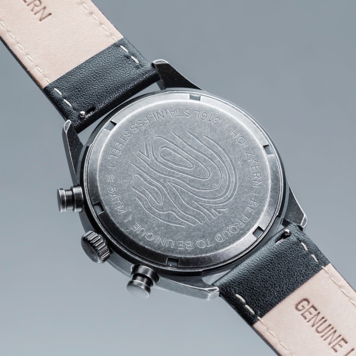 Orologio "Gifted" con cassa in acciaio con cinturino in pelle nera e design sodalite intricato.