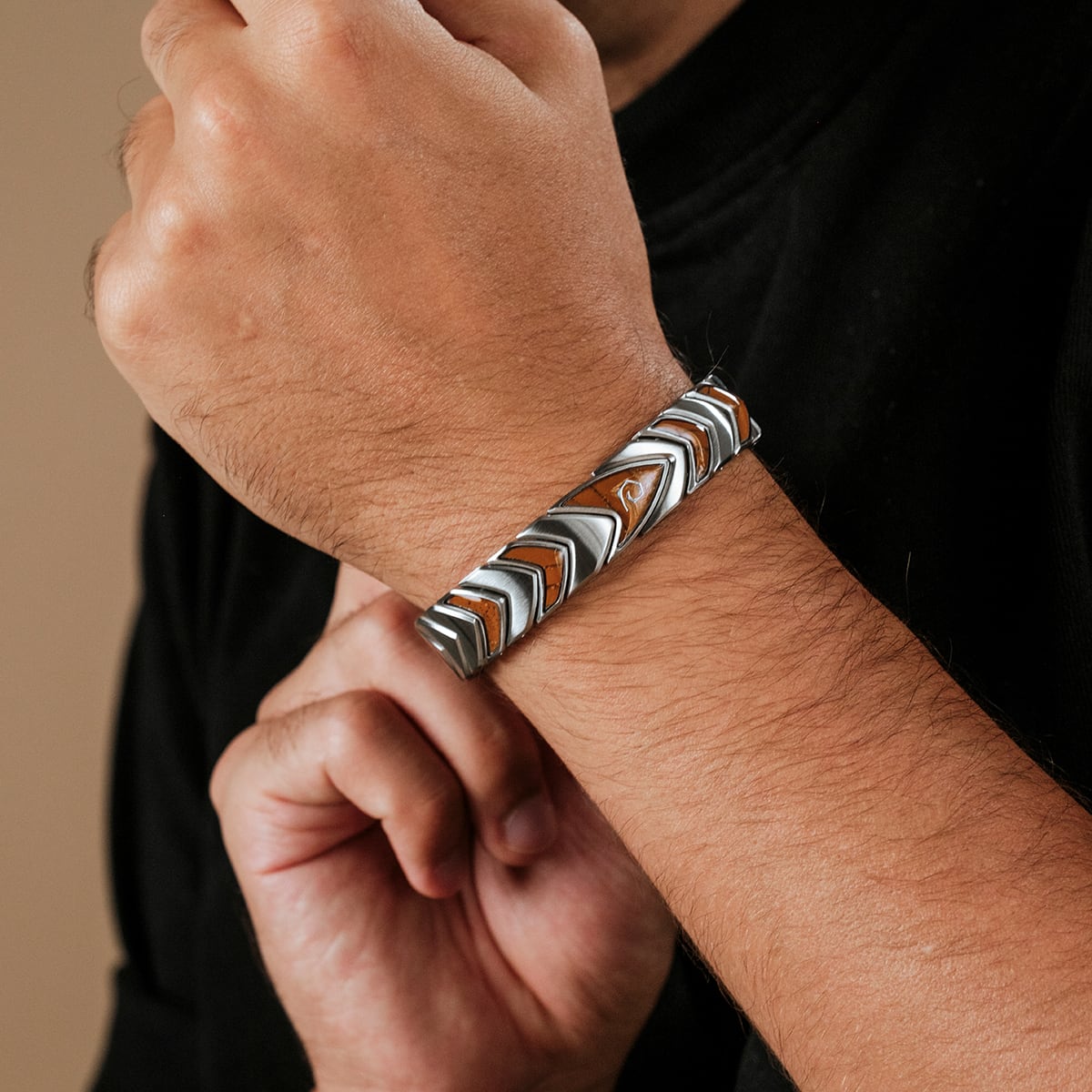 Bracciale "Operazioni" con materiali in jasper e argento, con un modello audace e zigzag sul polso.