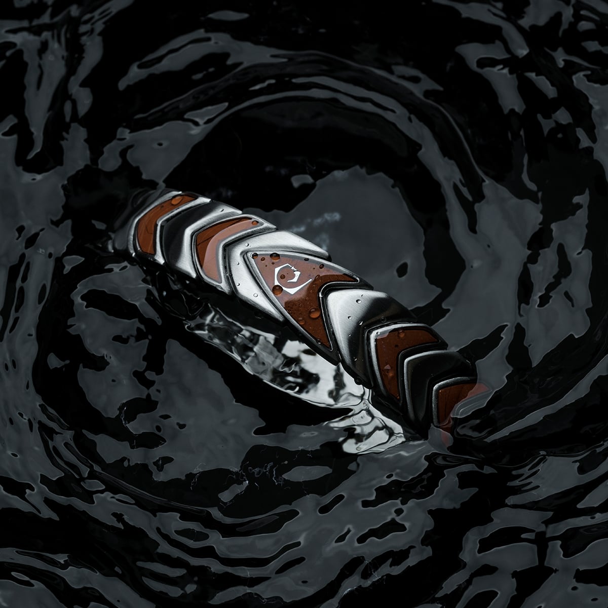 "Operazioni", bracciale con un elegante jasper e argento chevron design, ambientato in acqua scura.