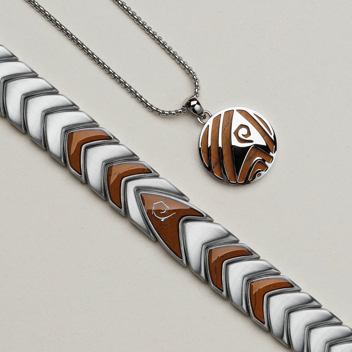 "Operazioni" gioielli set con un design in argento e jasper con motivi geometrici.