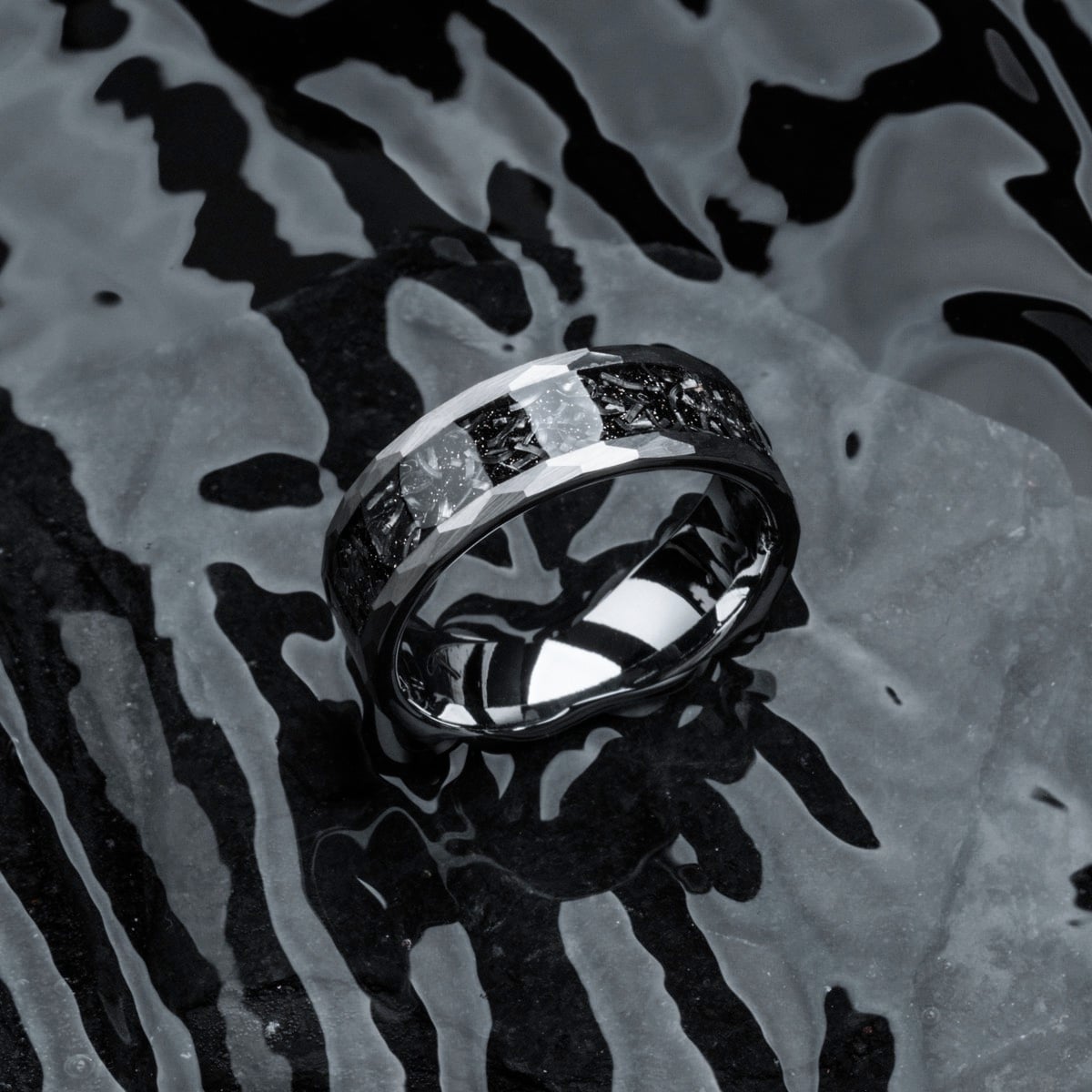 Anello "Sumo Ring", con un design elegante meteorite e tungsteno su una superficie strutturata.