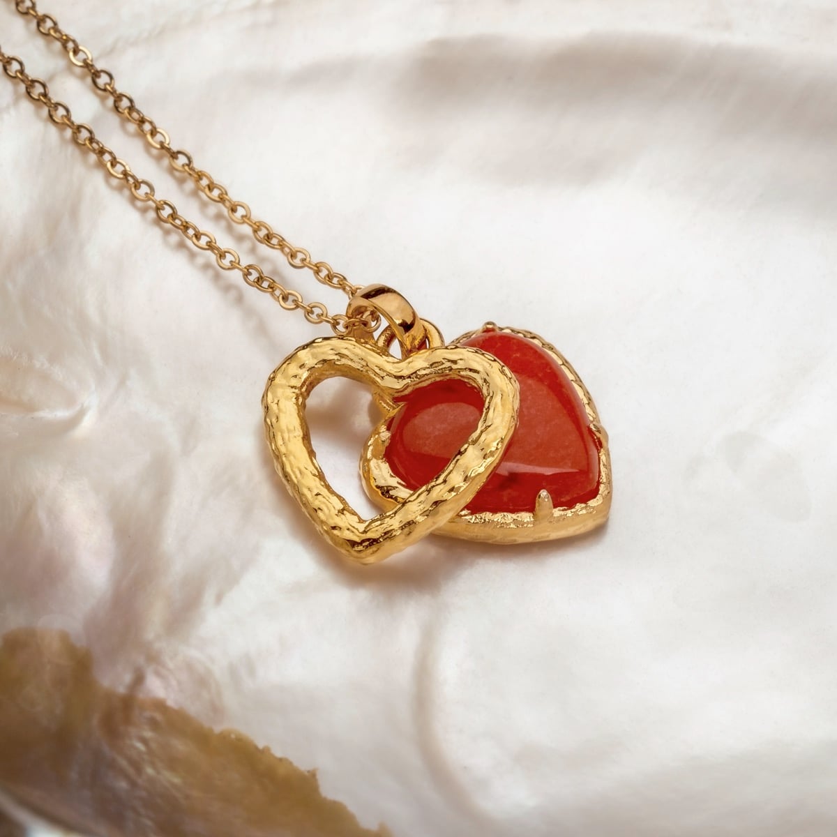 Collana "Amorance" con ciondolo cuore oro e chalcedony con catena elegante.