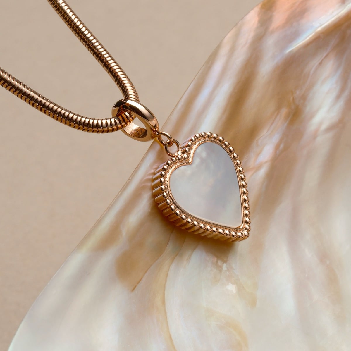 "Collana dell'Amorance": collana a forma di cuore in oro rosa con dettagli intatti, elegante e raffinato.