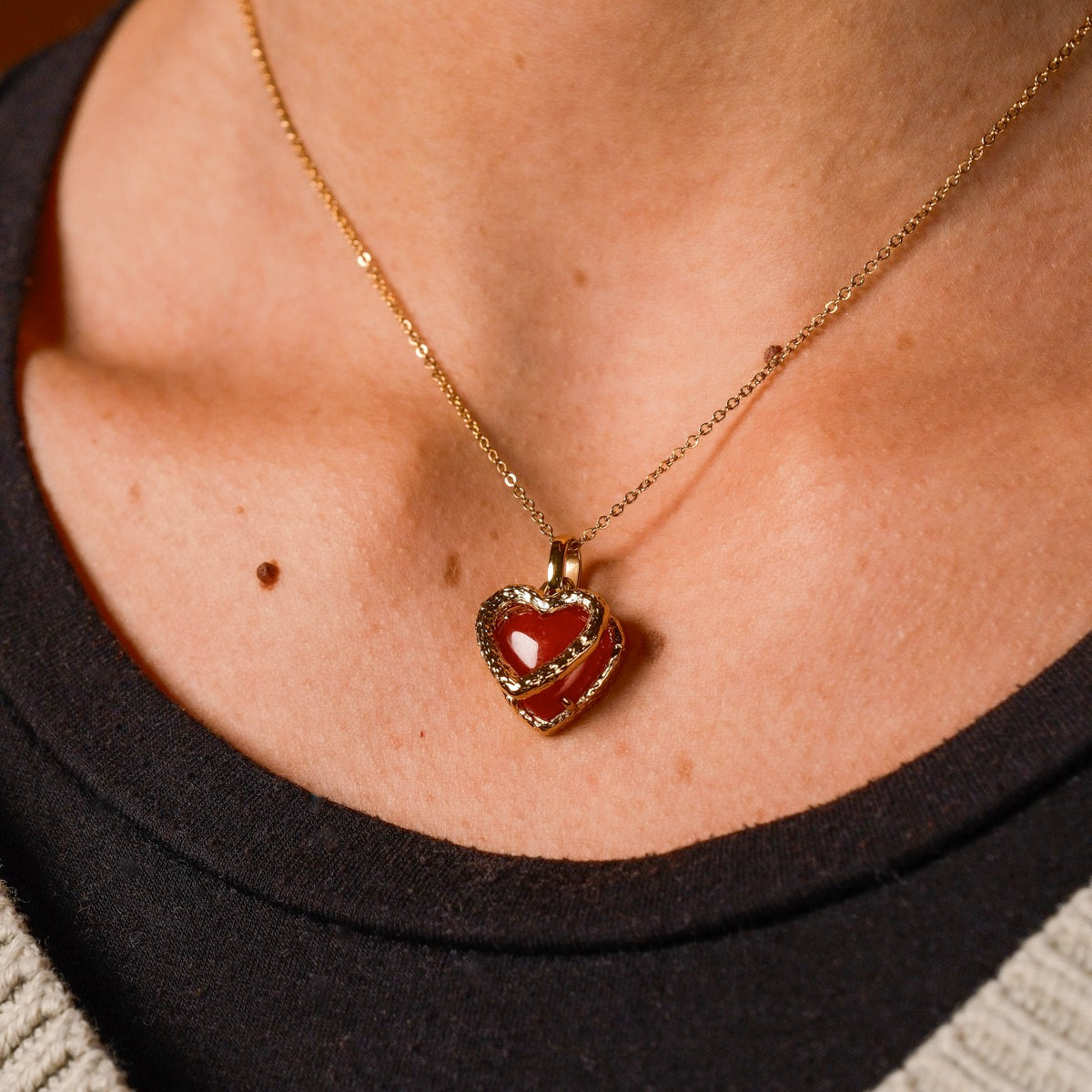Collana "Amorance" con pendente a forma di cuore, con calcedoni e oro per un look elegante e sofisticato.