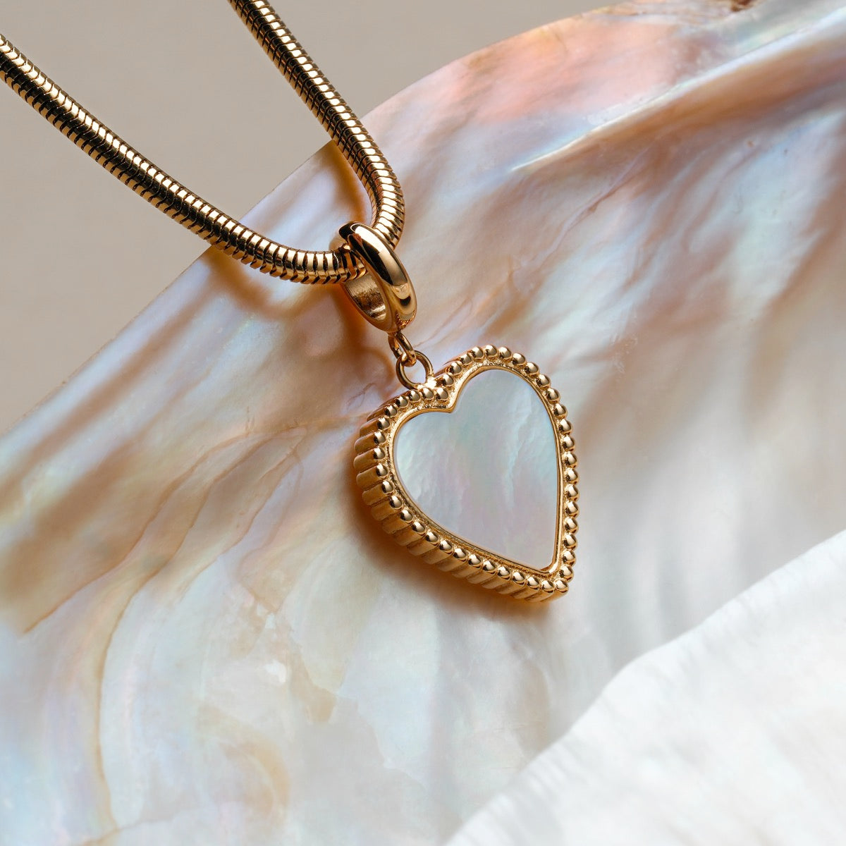 "Collana d'Amorance", una collana d'oro a forma di cuore con dettagli nacre, trasuda eleganza e raffinatezza.