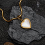"Collana d'Amorance", una collana a forma di cuore e oro, con uno stile lussuoso ed elegante.