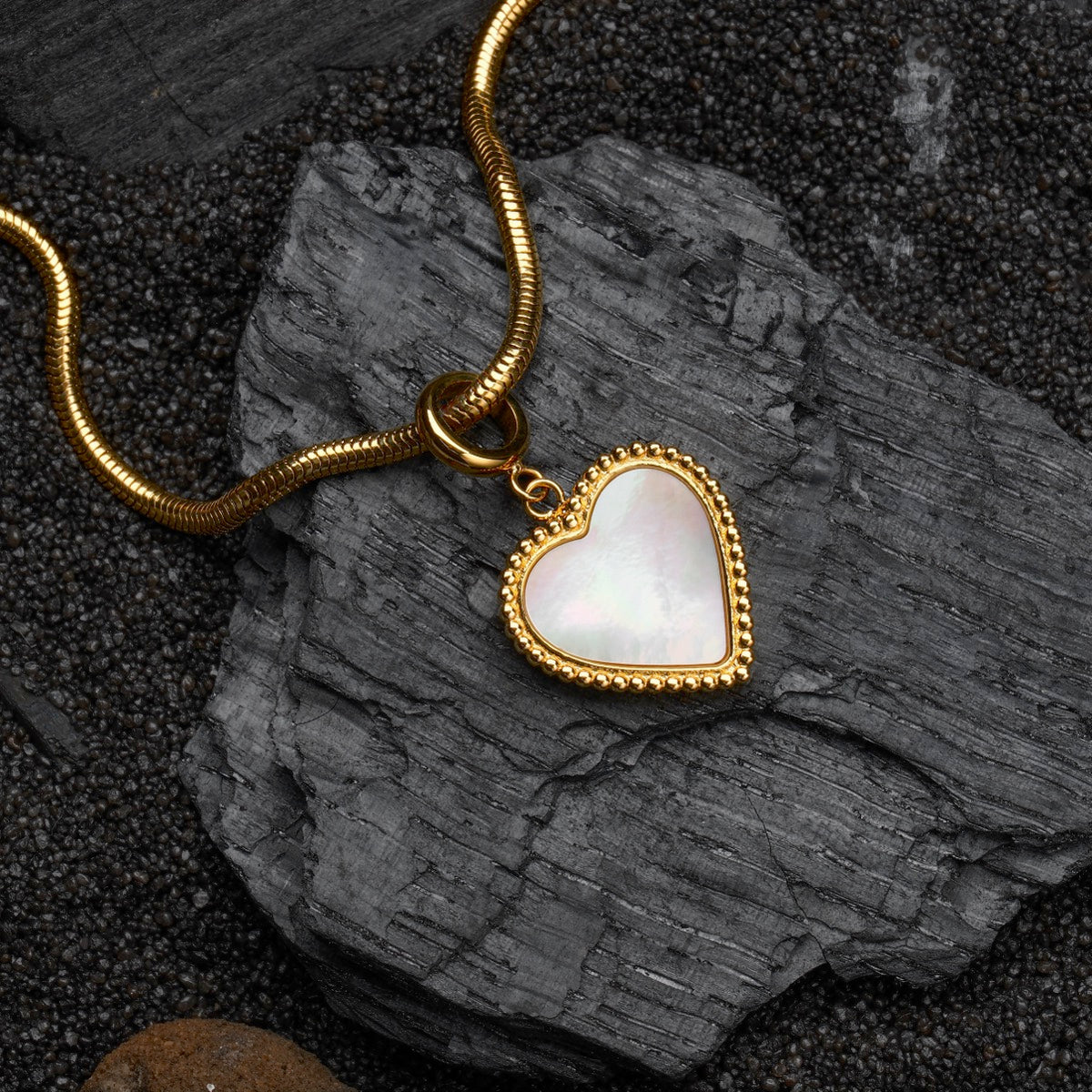"Collana d'Amorance", una collana a forma di cuore e oro, con uno stile lussuoso ed elegante.