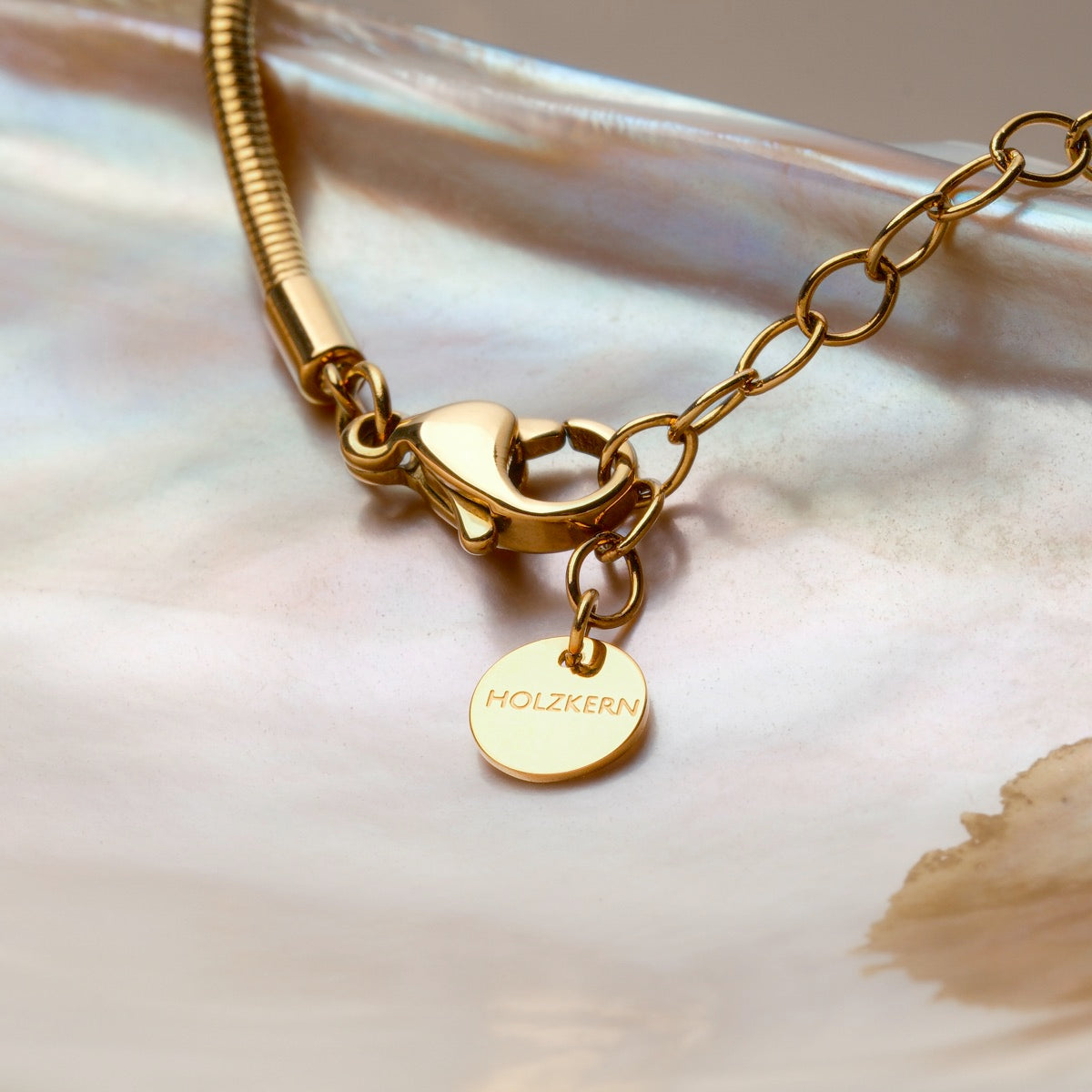 "Collana d'Amorance", una collana d'oro elegante con accenti delicati e minacciosi.