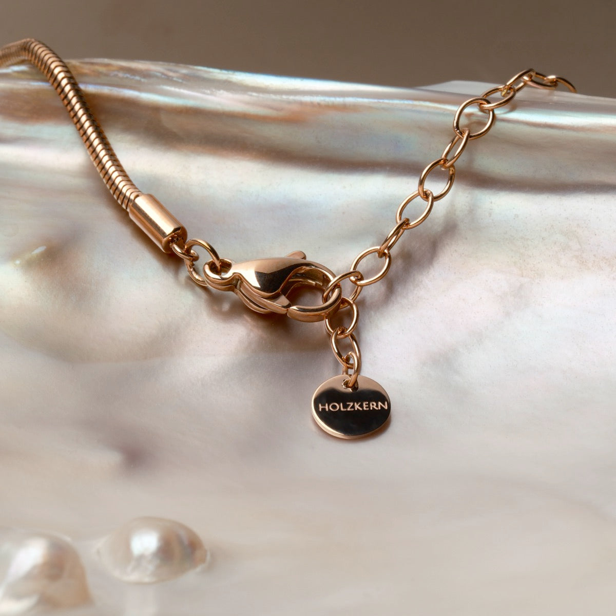 Collana "Amorance" con elementi in oro rosa e grigio con uno stile elegante e moderno.