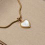 Collana "Amorance", ciondolo a forma di cuore con catena in oro, design elegante e sofisticato.