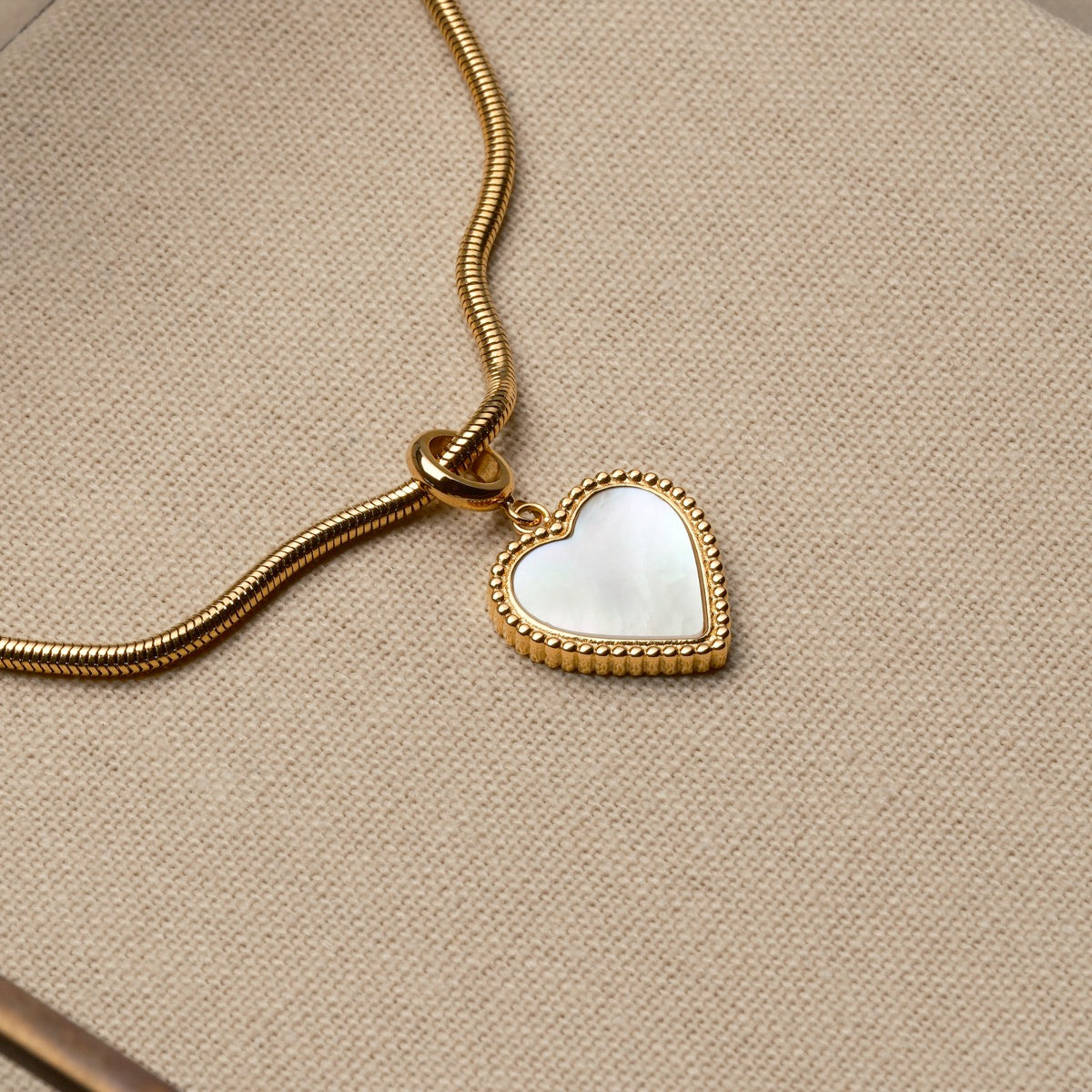 Collana "Amorance", ciondolo a forma di cuore con catena in oro, design elegante e sofisticato.
