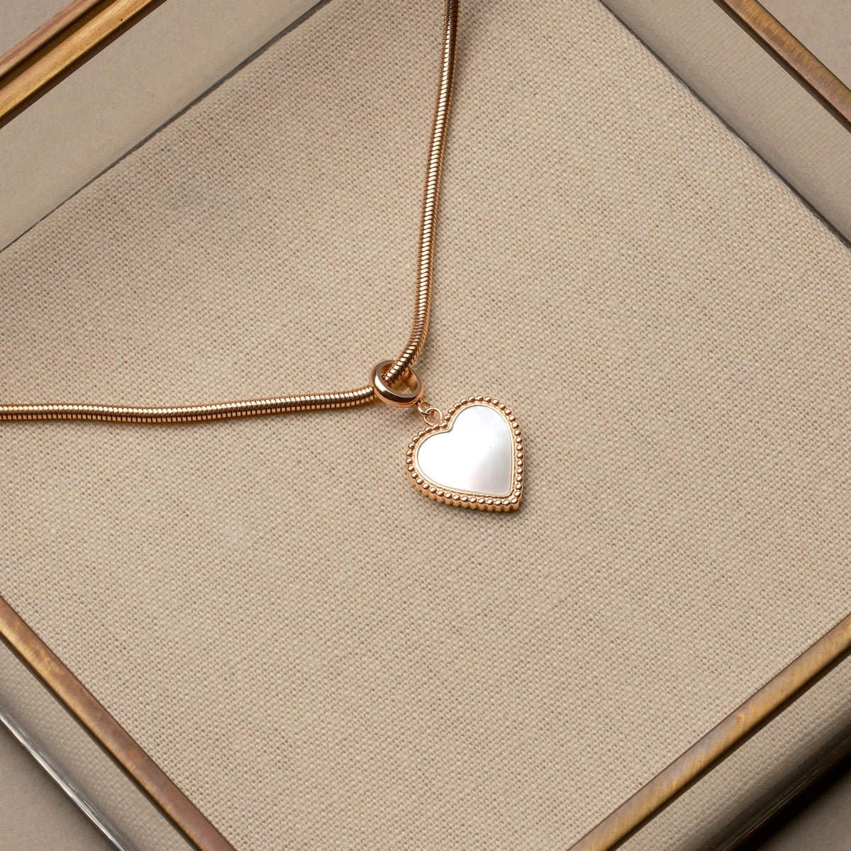 Collana "Amorance" con un pendente a forma di cuore con catena in oro rosa, elegante e sofisticato.