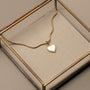 Collana "Amorance" con ciondolo cuore con design intarsiato e oro in un elegante box display.