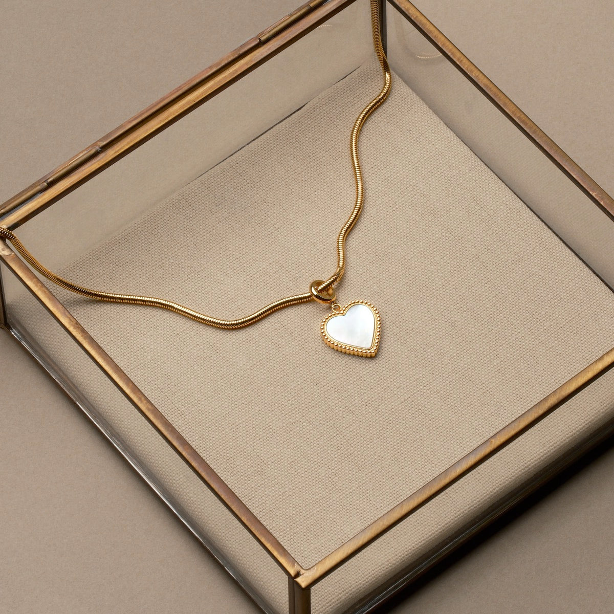 Collana "Amorance" con ciondolo cuore con design intarsiato e oro in un elegante box display.