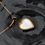 "Collana d'Amorance", una collana a forma di cuore con nacre e oro, dal design elegante e sofisticato.