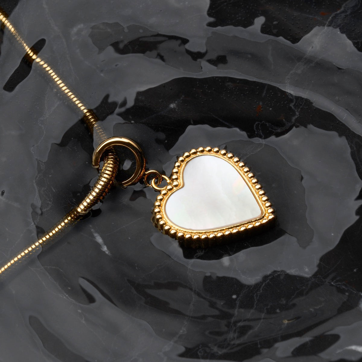 "Collana d'Amorance", una collana a forma di cuore con nacre e oro, dal design elegante e sofisticato.