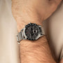 Orologio "Comfort Crusher" con quadrante acero e cinturino in mesh argento, che mostra un design elegante e moderno.