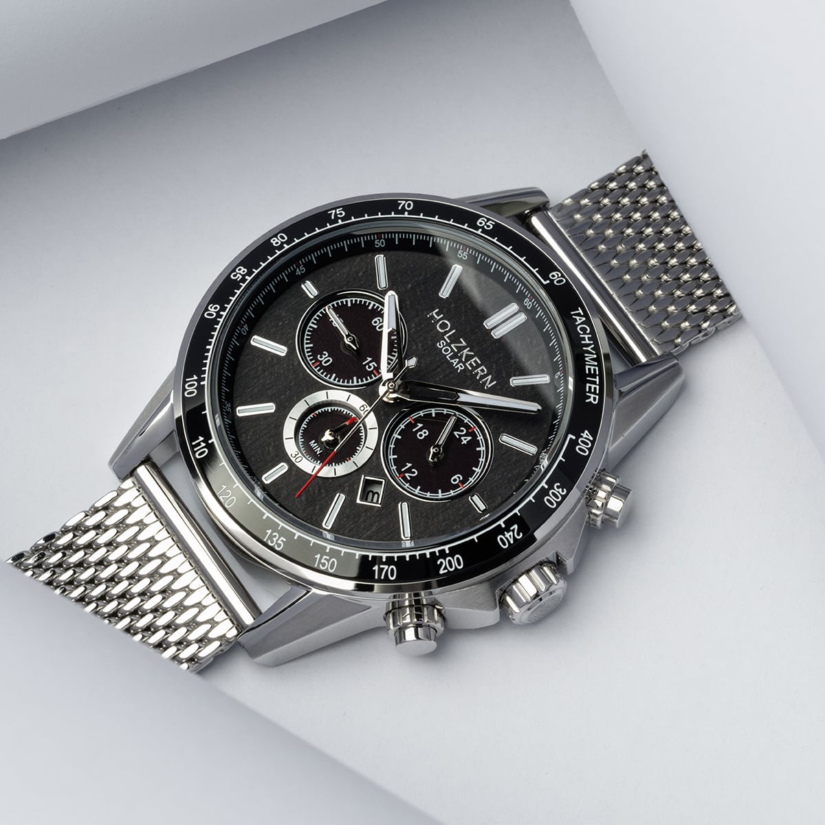 "Comfort Crusher", un elegante orologio con un quadrante acero e una fascia in mesh argento.