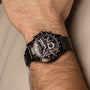 Orologio "Comfort Crusher" con un elegante quadrante in marmo e cinturino nero, caratterizzato da accenti rossi e funzionalità cronografo.