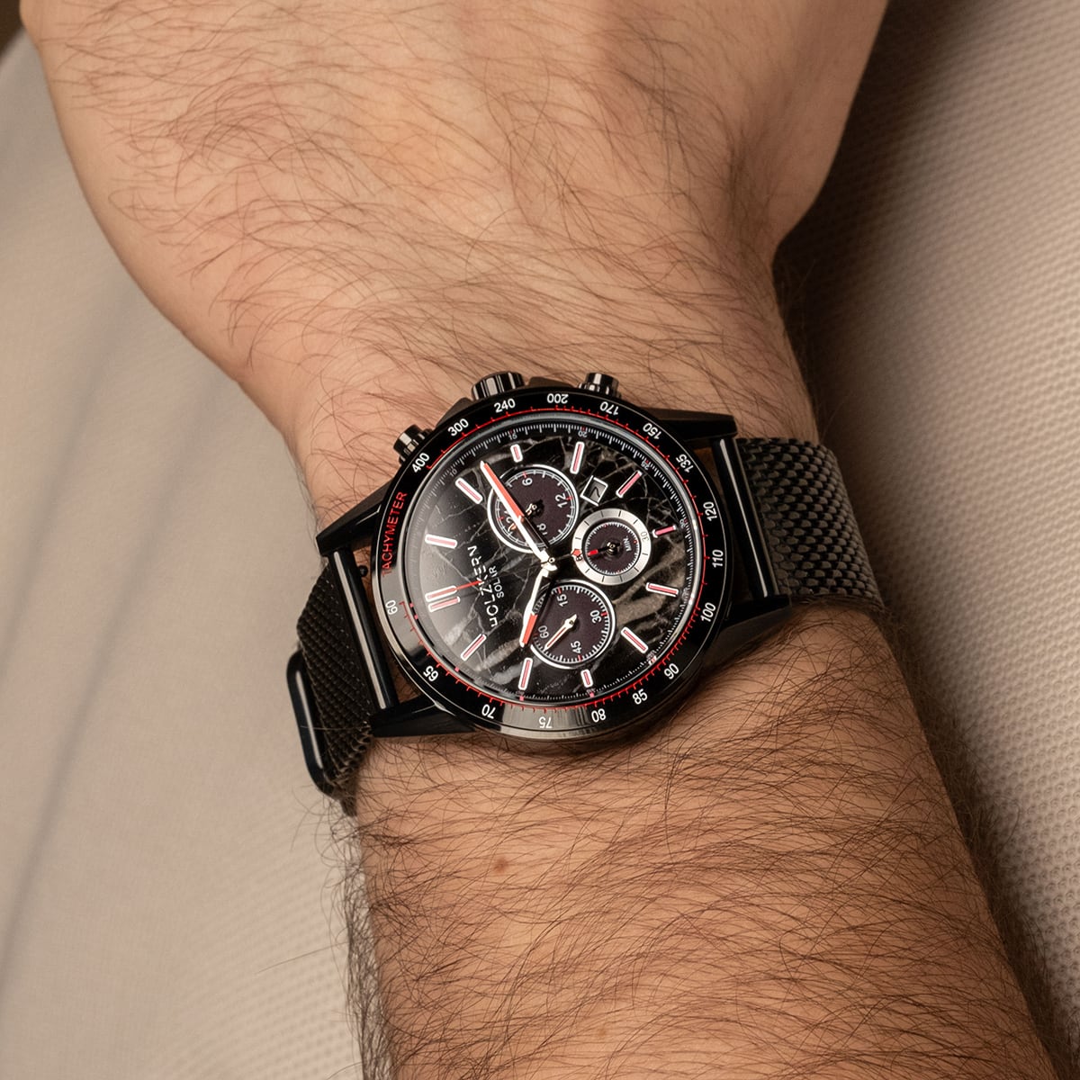 Orologio "Comfort Crusher" con un elegante quadrante in marmo e cinturino nero, caratterizzato da accenti rossi e funzionalità cronografo.
