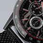 Orologio "Comfort Crusher" con un viso nero in marmo con accenti rossi e una fascia nera texture.