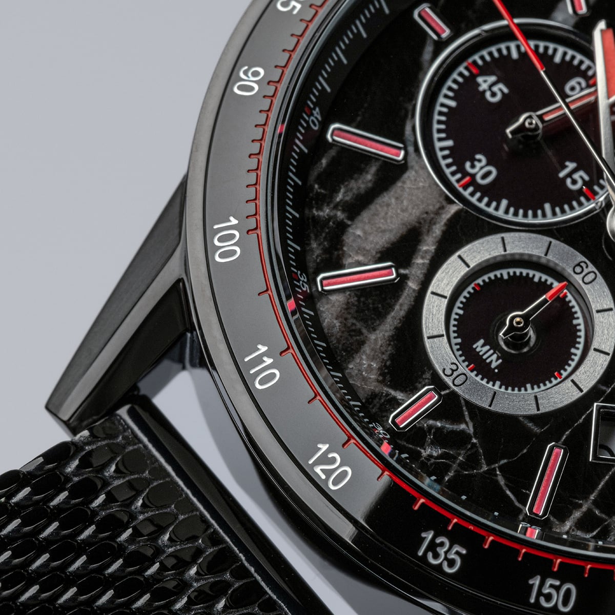 Orologio "Comfort Crusher" con un viso nero in marmo con accenti rossi e una fascia nera texture.