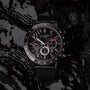 "Comfort Crusher", un orologio nero con un volto in marmo e un design elegante.