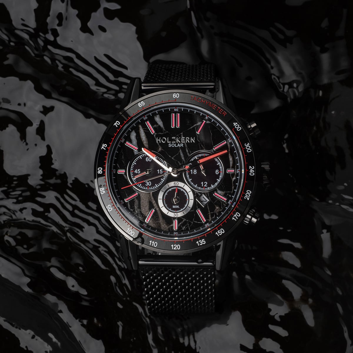 "Comfort Crusher", un orologio nero con un volto in marmo e un design elegante.