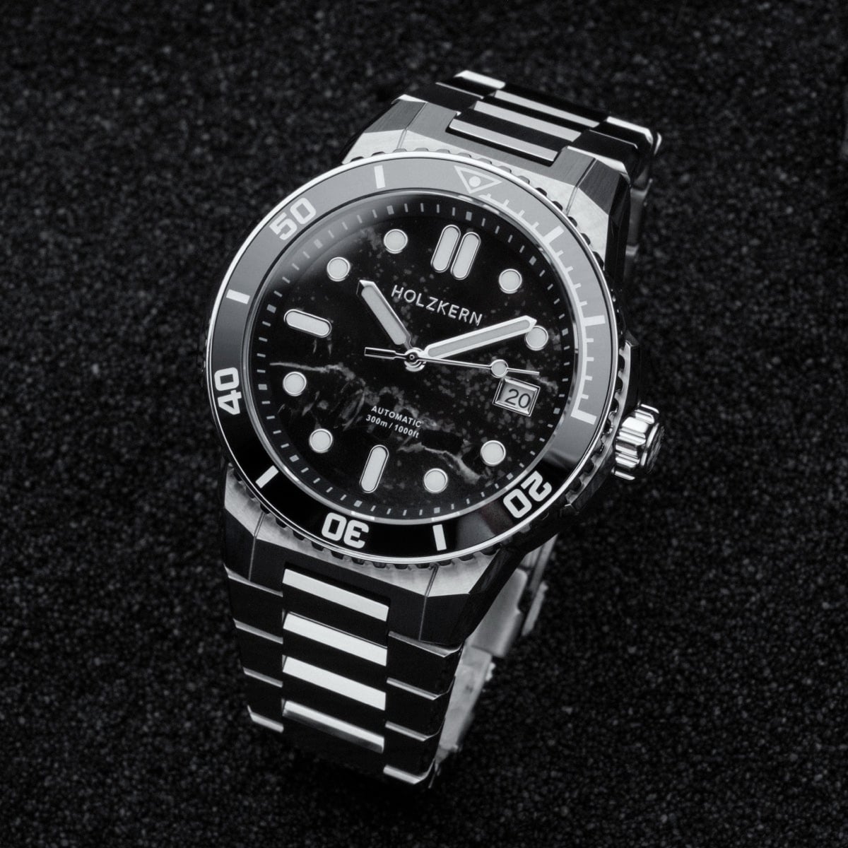 Orologio "Deepdiver" con un elegante marmo e un design argento con una cinghia resistente.