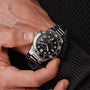 Orologio "Deepdiver" in marmo e argento con un design elegante e sportivo.