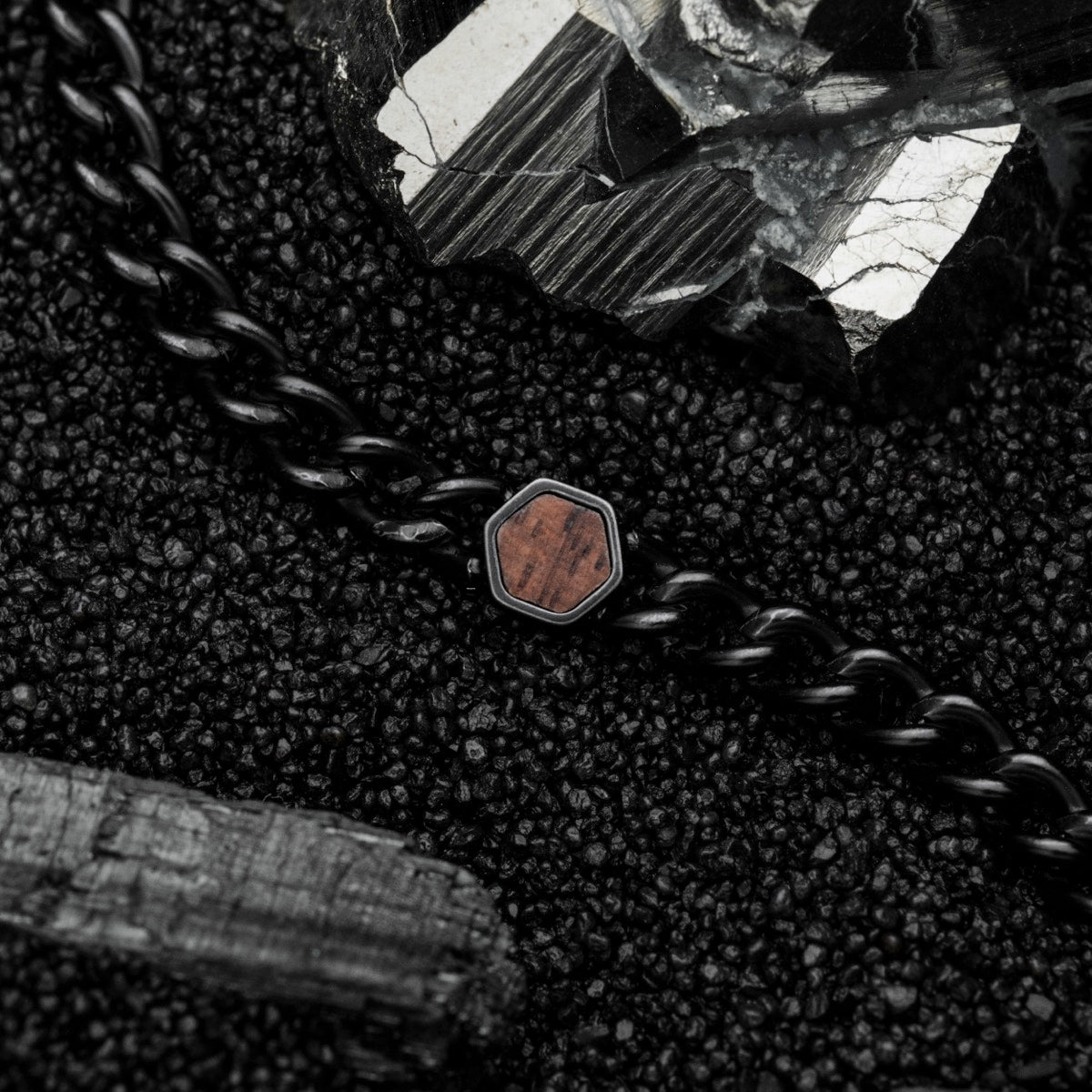 "Bodyguards Collane", una collana con noce e argento antico con uno stile audace ed elegante.
