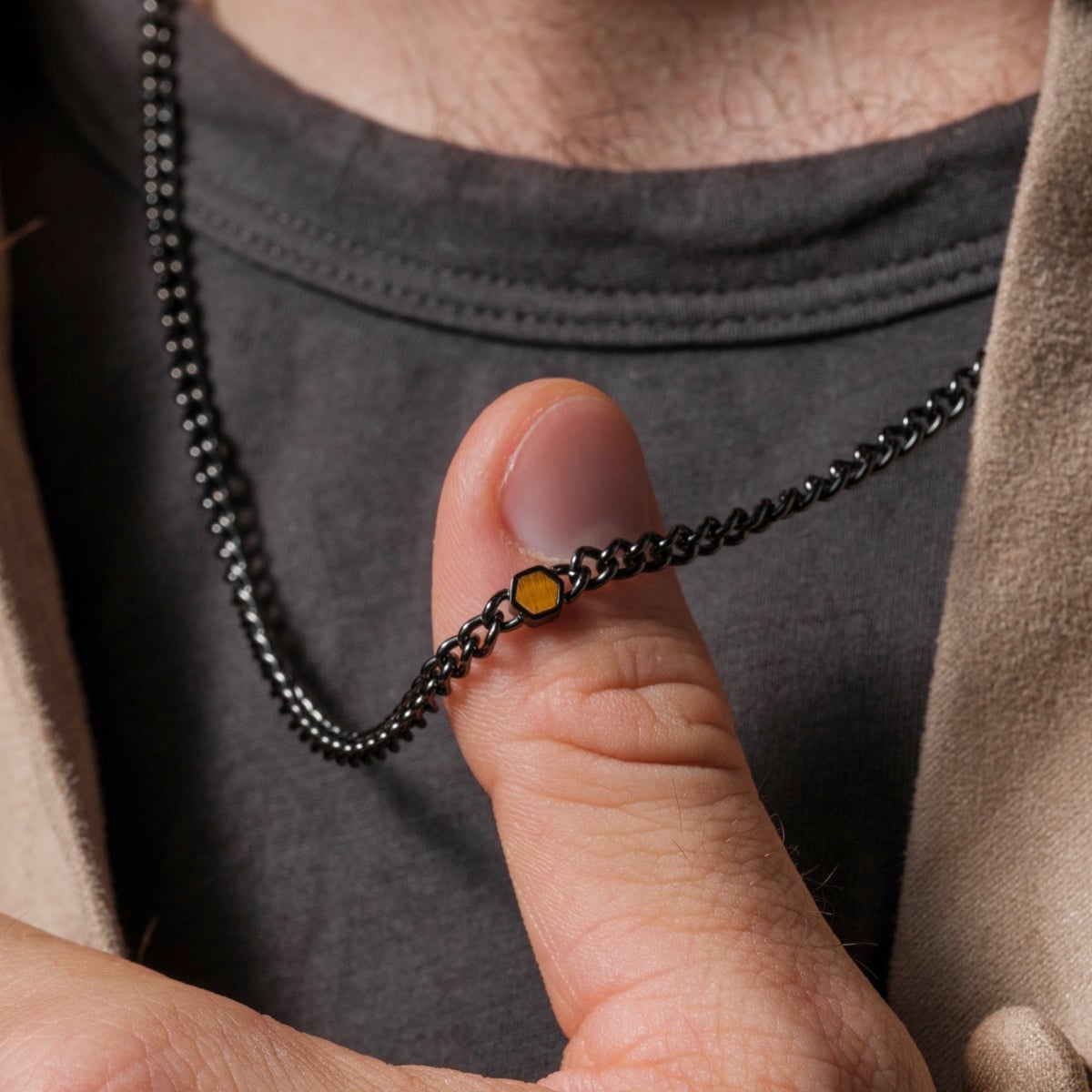 Collana "Bodyguards Collane" con un fascino dell'occhio della tigre su una catena grigio scuro, che mostra eleganza e protezione eleganti.