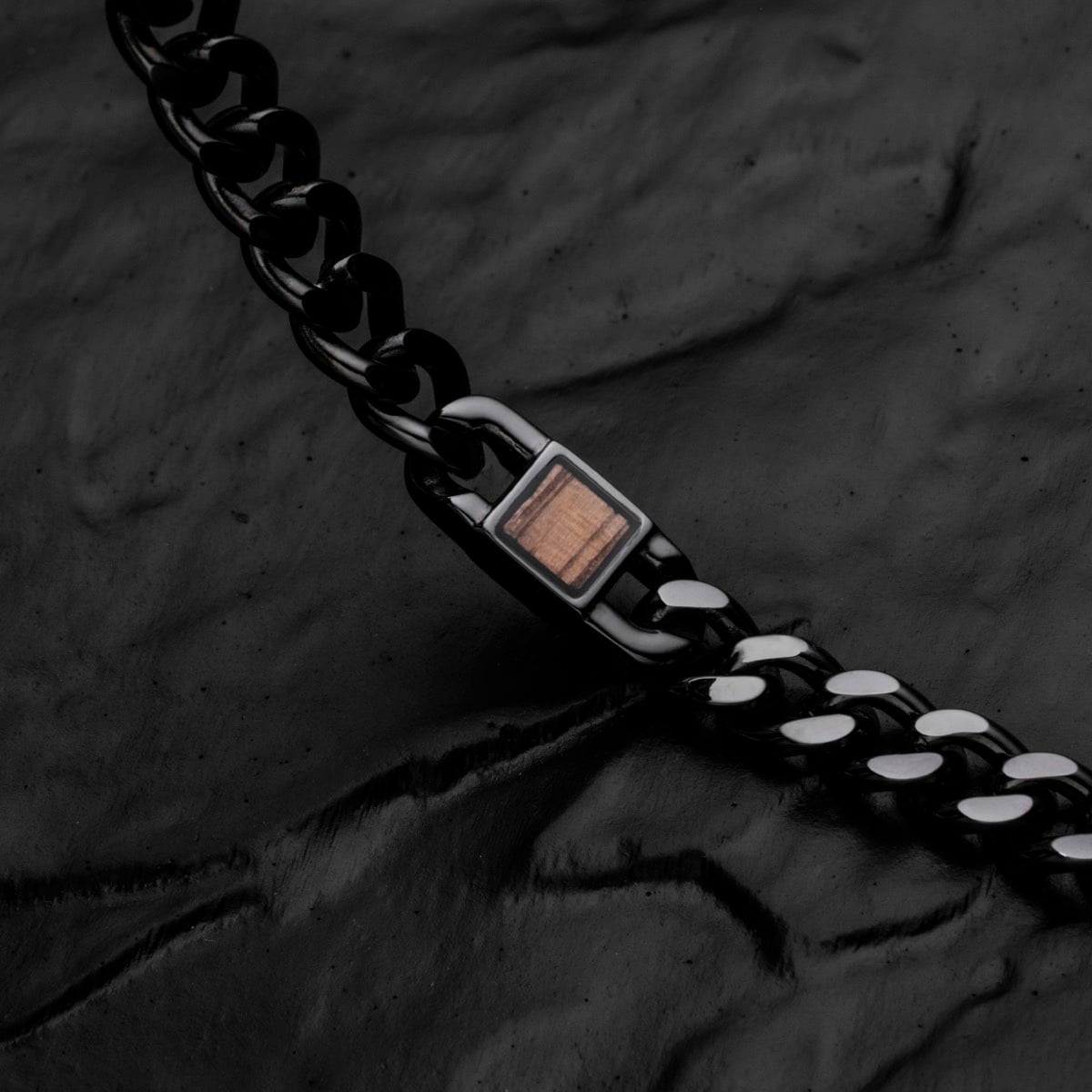 "Bodyguards Strap", un elegante cinturino con accenti in noce e una finitura grigio scuro.