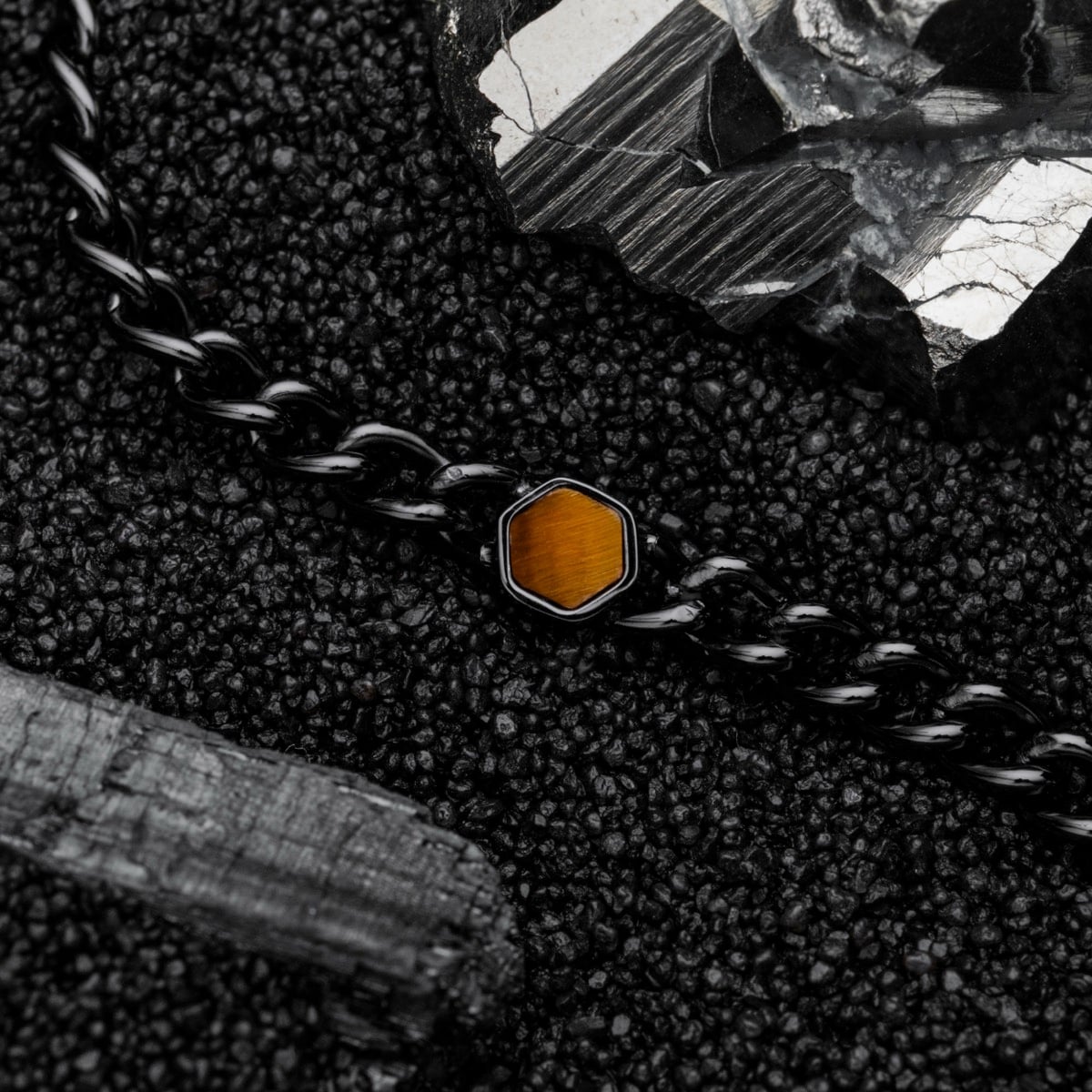 "Bodyguards Collane", una collana elegante con Occhio di Tigre e elementi grigio scuro.