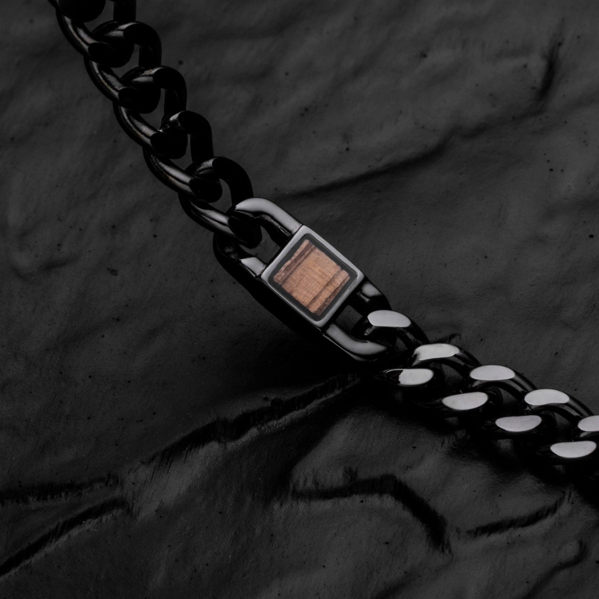 "Bodyguards Collane" presenta un design elegante collana con elementi in noce e grigio scuro.