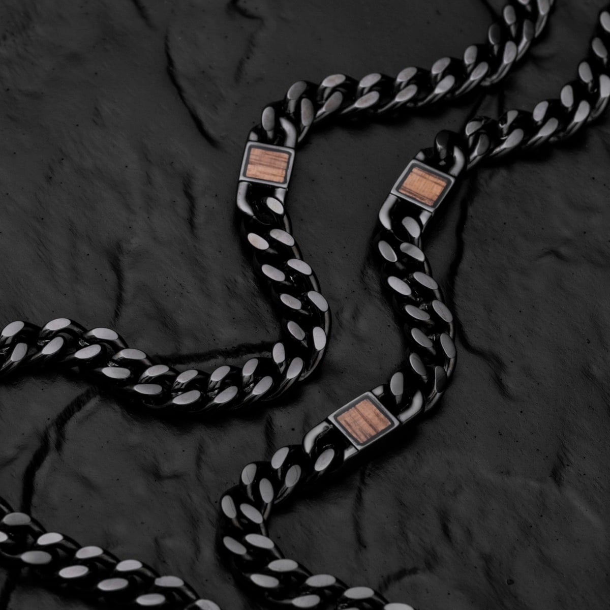"Bodyguards Strap", un elegante cinturino con una catena grigio scuro e accenti di noce.